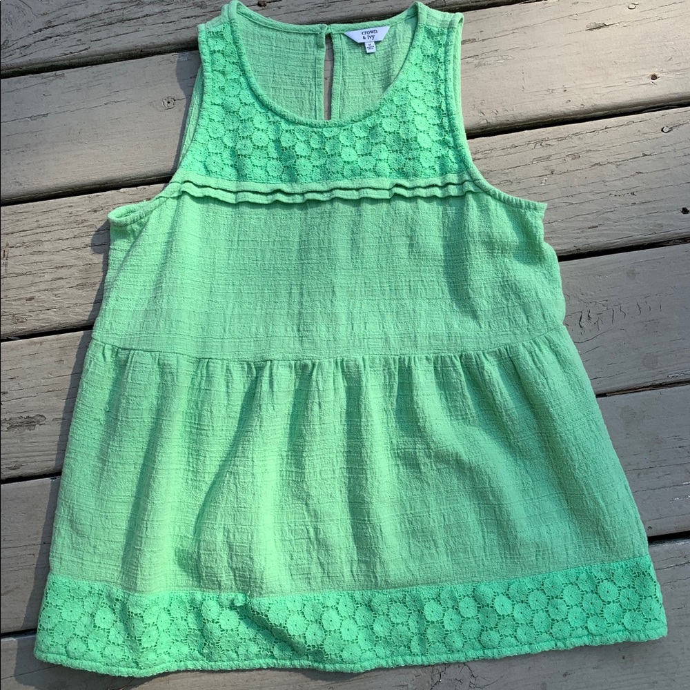 Crown Ivey Sleeveless Lace lightweight top Med